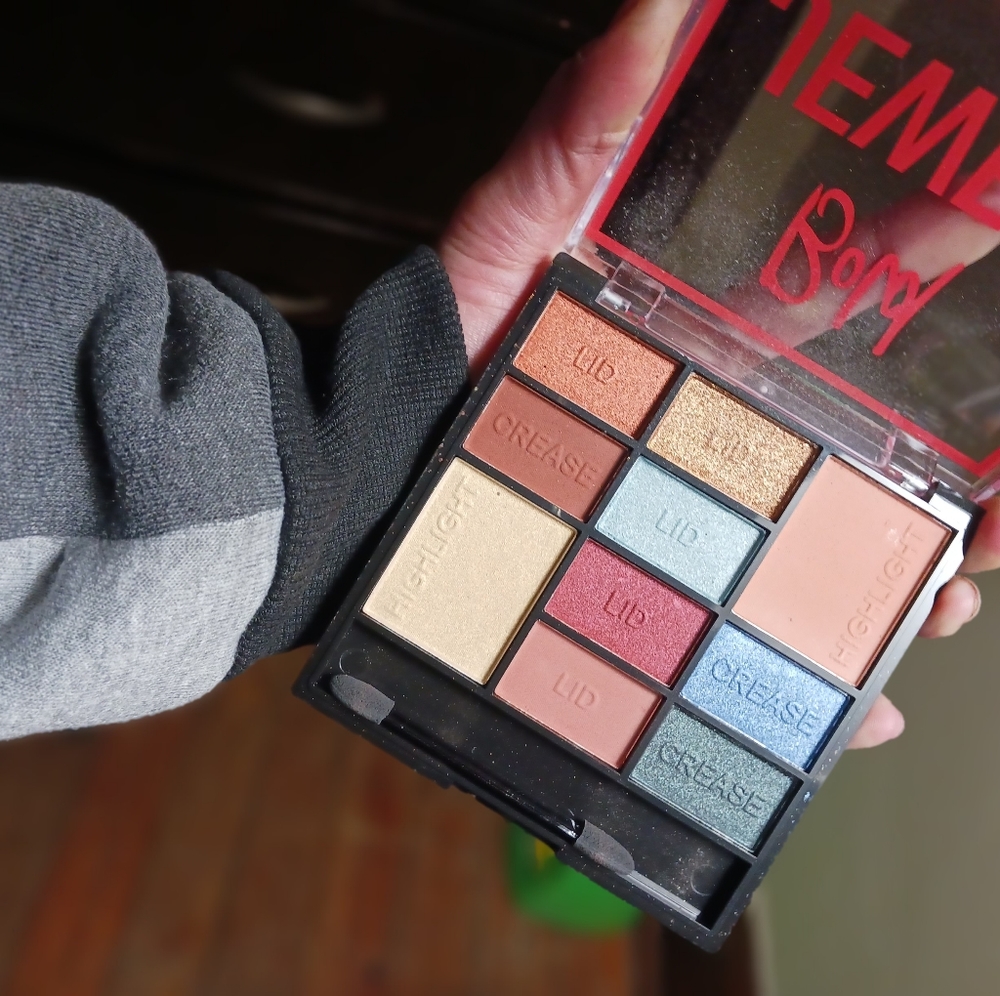 2 different makeup pallets BRAND NEW & 2 different makeup bags.